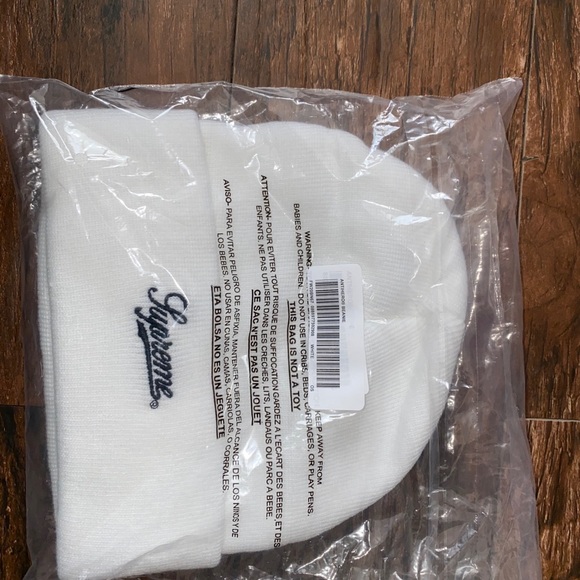 Atmosphere Urine Supreme White Beanie 